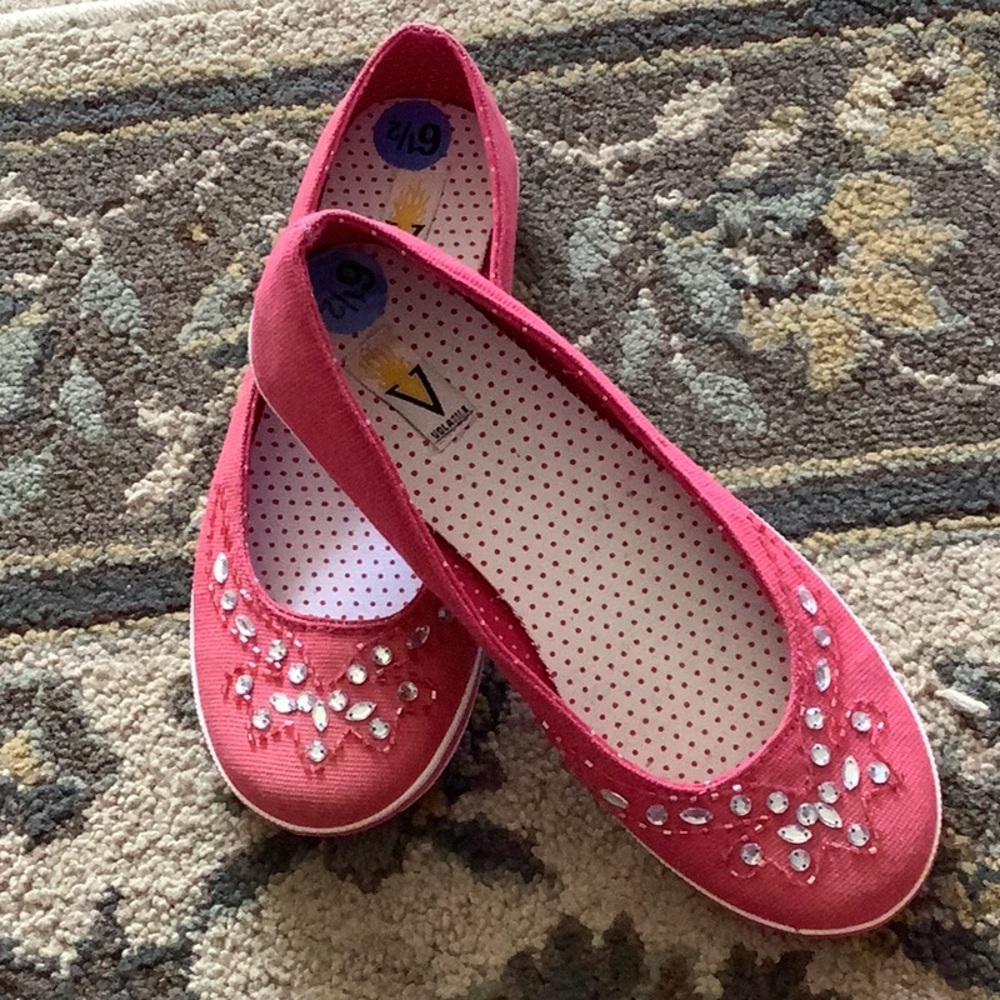Volatile slip on shoe with stones pink size 6.5 only worn in house 1X .🌸